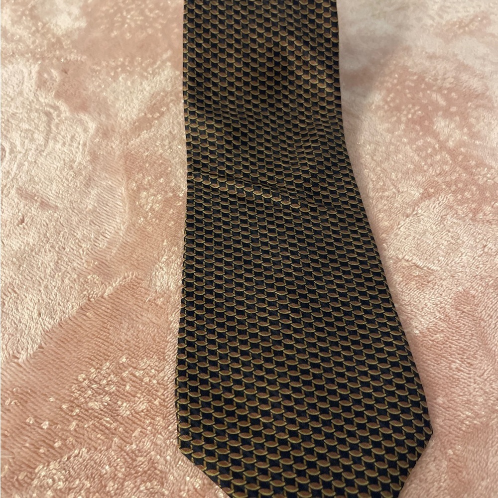 DKNY Men's Tie with Black and Gold Pattern